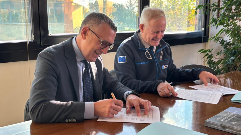 Enrico Bagnasco, CEO of Sparkle (left) and Carlo Doglioni, chair of INGV, sign an agreement to use subsea cables to detect early signs of natural disasters